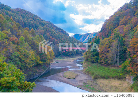 [Autumn material] Autumn leaves of Okususobana Valley [Nagano Prefecture] 116406095