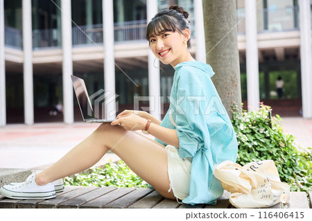 使用筆記型電腦的女大學生 116406415