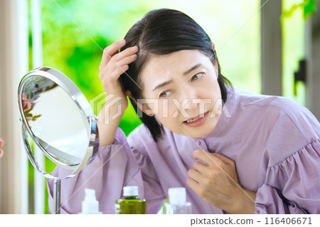 關心頭髮的中年女性 116406671