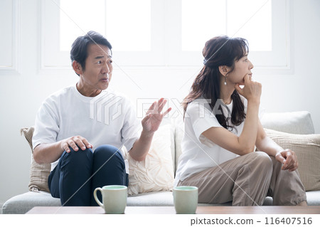 夫妻吵架後，丈夫向妻子道歉，妻子似乎無論如何都不會原諒他……也許是出軌、車子、債務…… 116407516