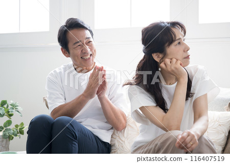 丈夫吵架後總是向妻子道歉，但妻子似乎無論如何都不會原諒他……也許是出軌，也許是車子，也許是債務…… 116407519