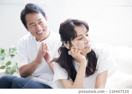 丈夫吵架後總是向妻子道歉，但妻子似乎無論如何都不會原諒他……也許是出軌，也許是車子，也許是債務…… 116407520