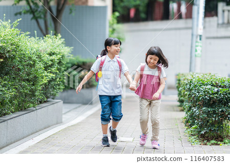Elementary school students who go to school together. 116407583