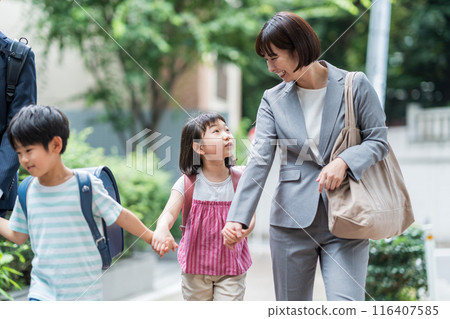 一家人一起上學。 一家人一起上學。 116407585