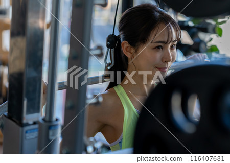 Young woman training in a sports gym 116407681