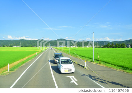 從JR東日本信越線三站到長岡站的車窗看到的景色(2022年夏季) 從JR東日本信越線三站到長岡站的車窗看到的景色(2022年夏季) 116407696