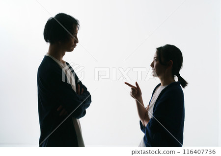 男女背靠背的剪影 男女背靠背的剪影 116407736