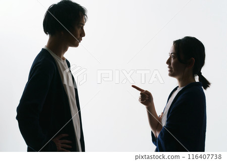男女背靠背的剪影 男女背靠背的剪影 116407738
