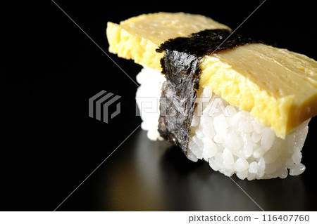 黑色背景下拍攝的雞蛋握壽司 黑色背景下拍攝的雞蛋握壽司 116407760