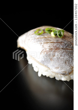 黑色背景下拍攝的竹莢魚握壽司 116407802