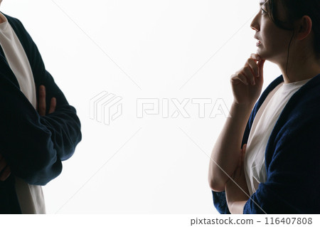 Silhouette of thinking man and woman Silhouette of thinking man and woman 116407808