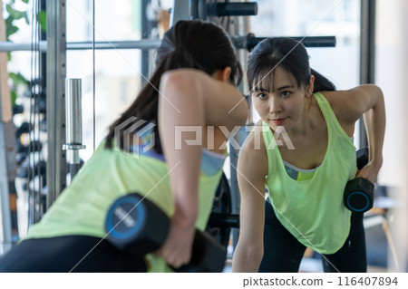 年輕女子在健身房訓練 116407894