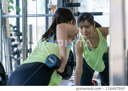 Young woman training in a sports gym 116407895
