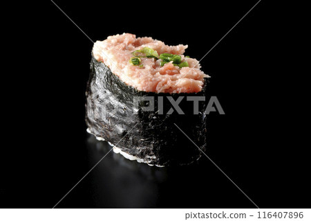 Negitoro Gunkanmaki 在黑色背景下拍攝 116407896