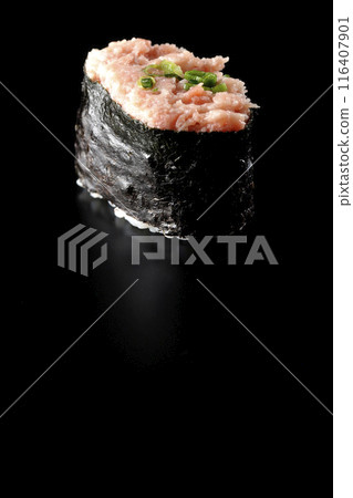 Negitoro Gunkanmaki 在黑色背景下拍攝 116407901