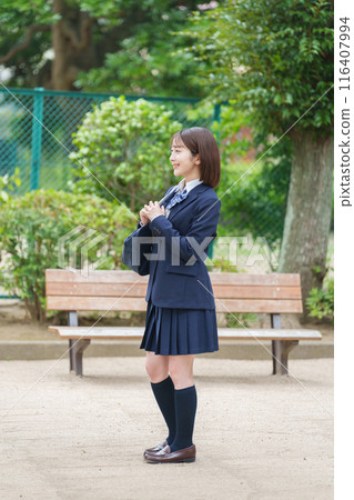 微笑的高中女生的全身 微笑的高中女生的全身 116407994
