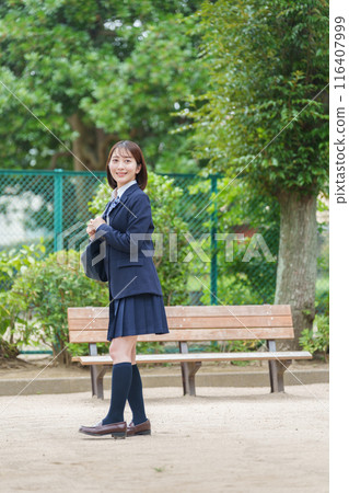 微笑的高中女生的全身 116407999