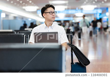 Man using a computer 116408301