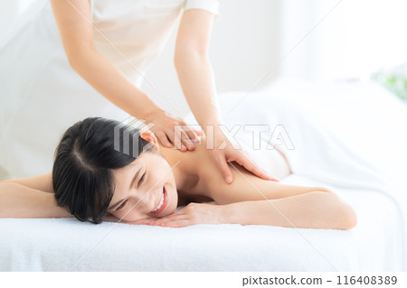 一位中年婦女在美容院做皮膚護理 116408389