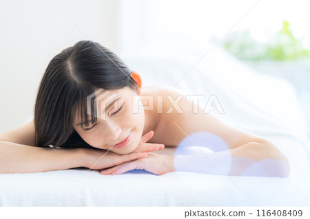 一位中年婦女在美容院做皮膚護理 116408409