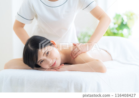 A middle-aged woman doing skin care at a beauty salon 116408427