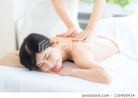 一位中年婦女在美容院做皮膚護理 116408434