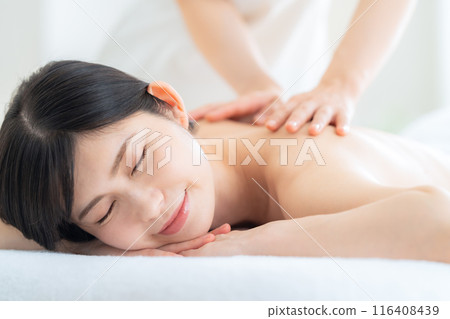 一位中年婦女在美容院做皮膚護理 116408439
