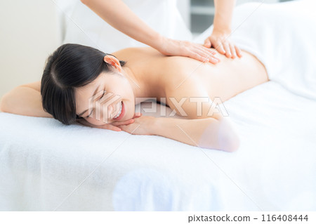 一位中年婦女在美容院做皮膚護理 116408444