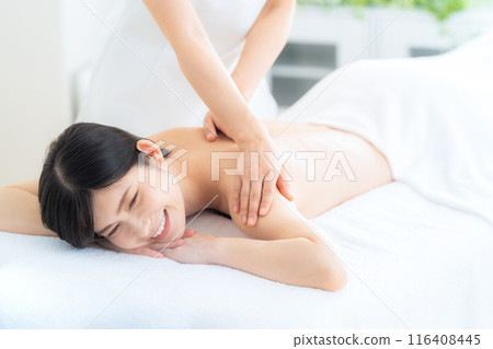 一位中年婦女在美容院做皮膚護理 116408445