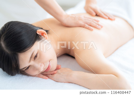 一位中年婦女在美容院做皮膚護理 116408447