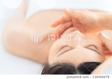 一位中年婦女在美容院做皮膚護理 116408479