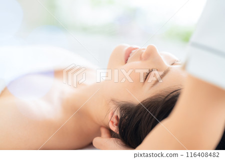 A middle-aged woman doing skin care at a beauty salon 116408482