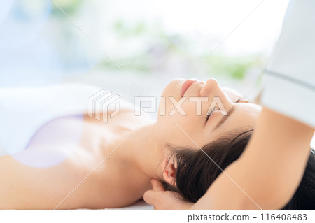 一位中年婦女在美容院做皮膚護理 116408483