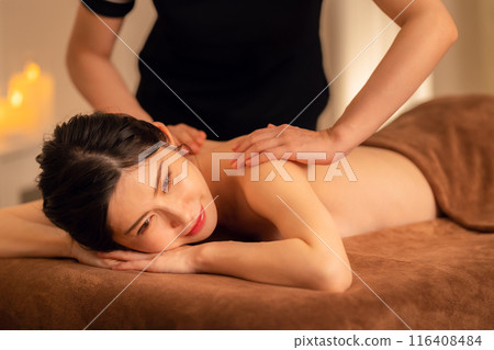 一位中年婦女在美容院做皮膚護理 116408484