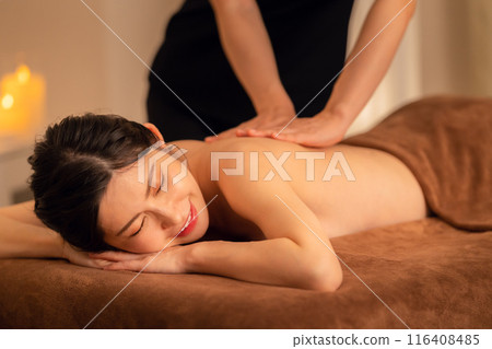 A middle-aged woman doing skin care at a beauty salon 116408485