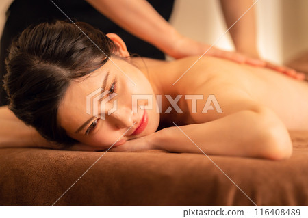 A middle-aged woman doing skin care at a beauty salon 116408489