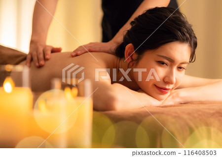 一位中年婦女在美容院做皮膚護理 116408503