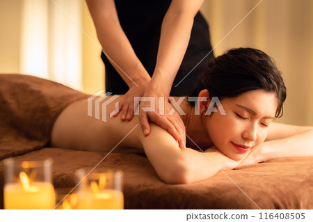 一位中年婦女在美容院做皮膚護理 116408505