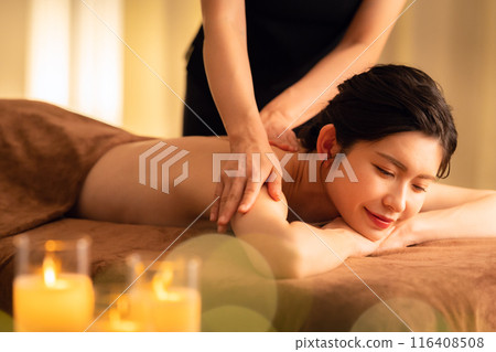 一位中年婦女在美容院做皮膚護理 116408508