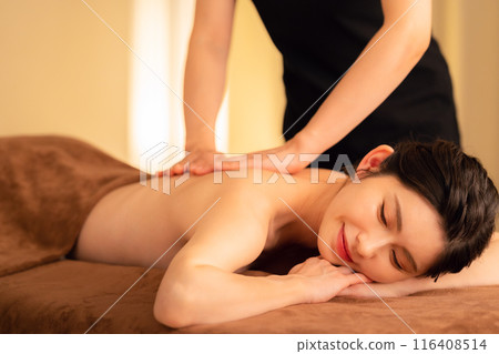 一位中年婦女在美容院做皮膚護理 116408514