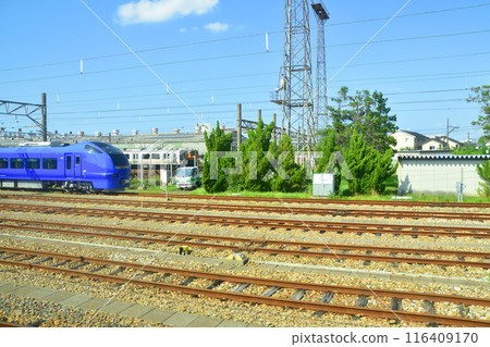 View from the train window at JR East Niigata Station and the Shinetsu Line from Niigata Station to Niitsu Station (Summer 2022) 116409170