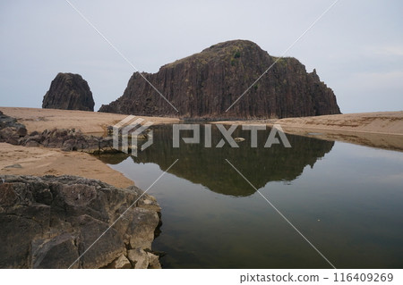 京丹後市巨大的立岩與水景觀Ver1 京丹後市巨大的立岩與水景觀Ver1 116409269