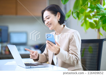 Middle woman working in the office Middle woman working in the office 116409652