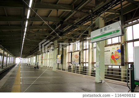 An empty Shinkansen platform at a station 116409832