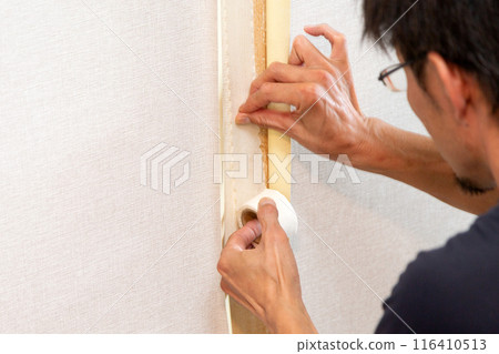 工匠在舊房子上貼上壁紙布 116410513