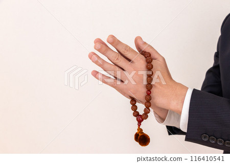 握住念珠並雙手合十 116410541