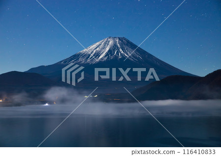 從山梨縣身延町本棲湖眺望的富士山夜景 116410833