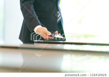 通過安全門的人的手 116410929