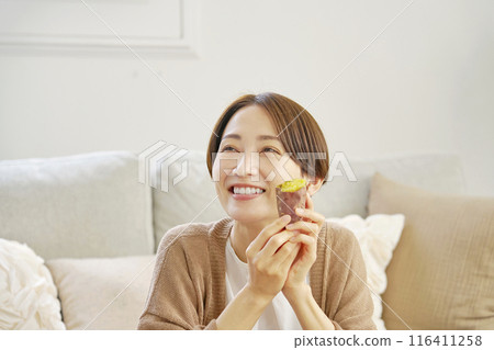 在家吃烤地瓜的女人 116411258