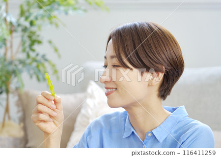在家吃毛豆的女人 116411259